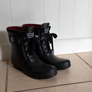Tommy Hilfiger women’s size 8 black rain boots slightly used great condition